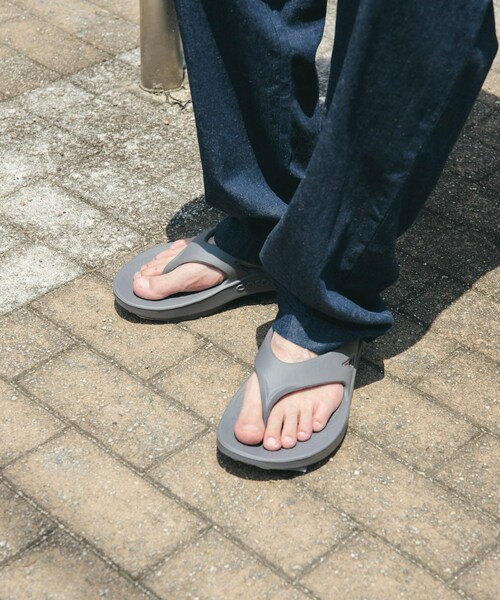 URBAN RESEARCH DOORS（アーバンリサーチドアーズ）の「OOFOS　OOriginal（サンダル・メンズ・Mist/Slate/Black/Nomad/OliveDrab/CosmicGray/Foliage・26/27/28/29）」の2枚目の写真