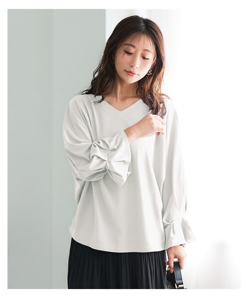 nissen（ニッセン）の「＜大きいサイズ＞袖タックスリープVネックドルマントップス（Tシャツ/カットソー・レディース・ダークブルー/アイボリー/ブラウン/黒・L/LL/3L/4L/5L/6L/8L/10L）」の4枚目の写真