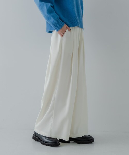 URBAN RESEARCH(アーバンリサーチ)の「ストレッチタックギャザーワイドパンツ(その他パンツ・レディース・OFF WHITE/BLUE/CHARCOAL・36/38)」の16枚目の写真