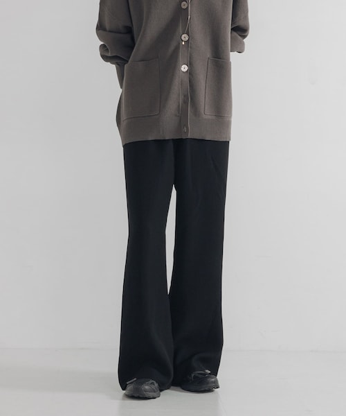 URBAN RESEARCH(アーバンリサーチ)の「ストレッチフレアイージーパンツ(その他パンツ・レディース・CHARCOAL/BLACK・36/38/40)」の1枚目の写真