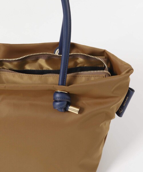 URBAN RESEARCH ROSSO（アーバンリサーチロッソ）の「『一部別注カラー』VIOLA d’ORO　BIANCA M（トートバッグ・レディース・BLKBLK/TAUPEBLK/BLKTAUPE/別注BRNNVY・M）」の16枚目の写真