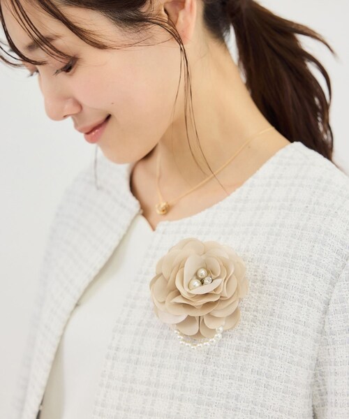 ROPE' PICNIC(ロペピクニック)の「パール×サテンフラワーコサージュ(ブローチ/コサージュ・レディース・ベージュ系/ネイビー・F)」の4枚目の写真