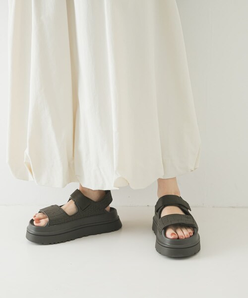 URBAN RESEARCH(アーバンリサーチ)の「UGG W GOLDENGLOW EMBOSSED(サンダル・レディース・D SMOKE・23/24/25)」の4枚目の写真