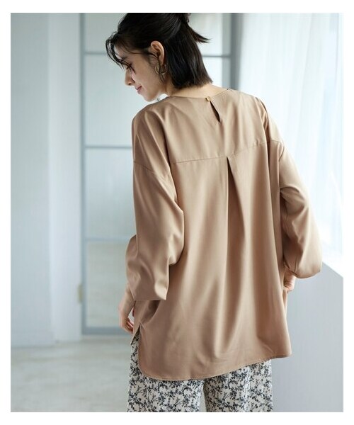nissen（ニッセン）の「＜大きいサイズ＞ふんわり袖後タックブラウス（シャツ/ブラウス・レディース・オフホワイト/ベージュ/黒・L/LL/3L/4L/5L/6L/8L/10L）」の5枚目の写真