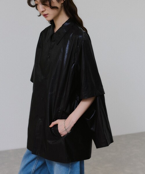 ADAM ET ROPE'（アダムエロペ）の「2WAYスリーブコーティングシャツブルゾン（ブルゾン・レディース・ブラック/カーキ・F）」の4枚目の写真