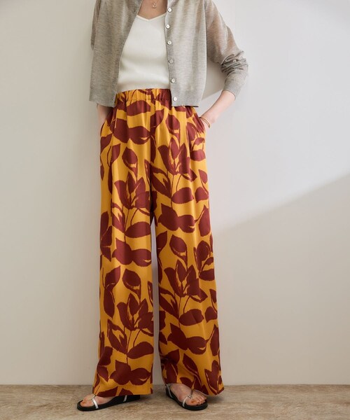 ROPE'(ロペ)の「DEVEAUXジオメトリックフラワーイージーワイドパンツ(その他パンツ・レディース・ブラック/オレンジ・36/38)」の3枚目の写真