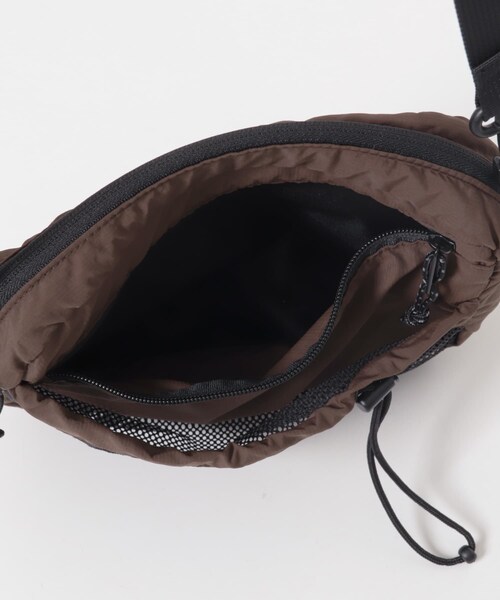 URBAN RESEARCH DOORS(アーバンリサーチドアーズ)の「クロスポケットショルダーバッグ(ショルダーバッグ・メンズ・BLACK/GRAY/BROWN・-)」の14枚目の写真