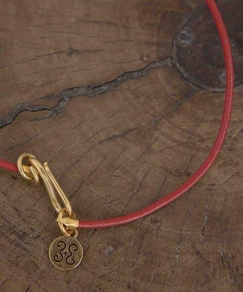 ADAM ET ROPE'(アダムエロペ)の「【J'aDoRe・一部店舗限定】【Sapir Bachar(サピア バハール)】GOLD EARTH MINI SCARLET LEATHER NECKLACE(ネックレス・レディース・レンガ系・F)」の8枚目の写真