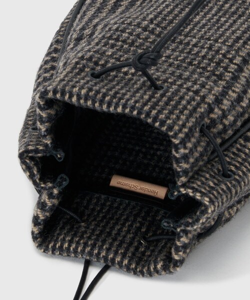 ADAM ET ROPE'(アダムエロペ)の「【HenderScheme/エンダースキーマ】tweed senzu bag(ショルダーバッグ・メンズ・ブラック/ダークブラウン・F)」の6枚目の写真