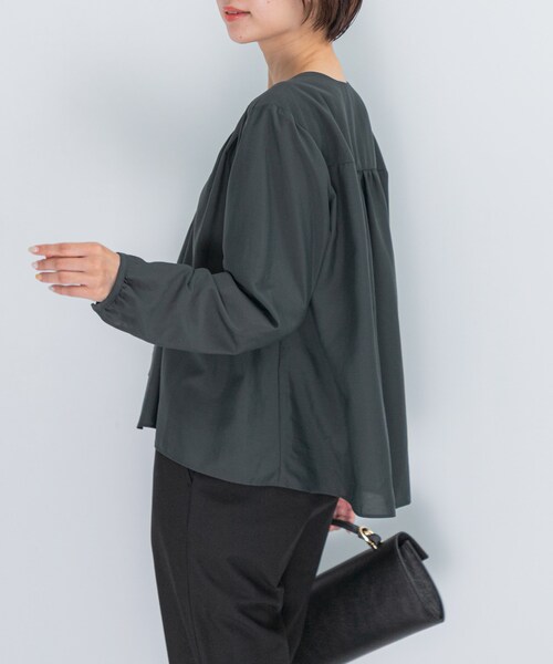 URBAN RESEARCH ROSSO（アーバンリサーチロッソ）の「ウォッシャブルVネックフレアブラウス（シャツ/ブラウス・レディース・OFF WHITE/CHARCOAL・FREE）」の15枚目の写真