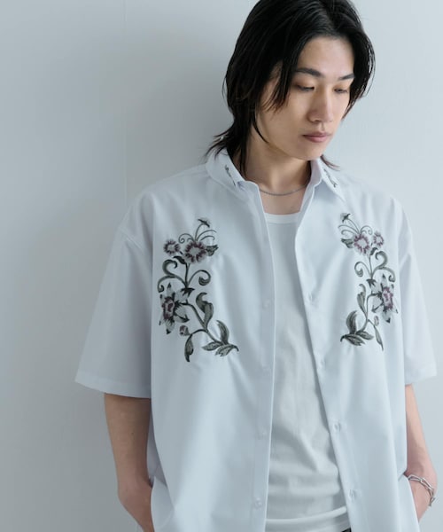 SENSE OF PLACE by URBAN RESEARCH(センスオブプレイスバイアーバンリサーチ)の「ボタニカルシシュウシャツ(5分袖)(シャツ/ブラウス・メンズ・BLACK/WHITE/GRAY・M/L)」の1枚目の写真