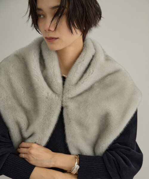 ADAM ET ROPE'(アダムエロペ)の「フェイクミンクファースカーフ(バンダナ/スカーフ・レディース・チャコール/ブラウン・F)」の3枚目の写真