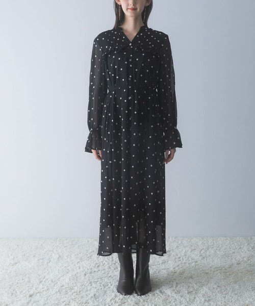 URBAN RESEARCH ROSSO（アーバンリサーチロッソ）の「『WEB限定』フラワー刺繍ピンタックフリルワンピース（ワンピース・レディース・BLACK・Free）」の8枚目の写真