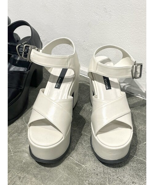 EMODA（エモダ）の「Wクロスバルキーサンダル（サンダル・レディース・ホワイト/ブラック・M/S/L）」の3枚目の写真