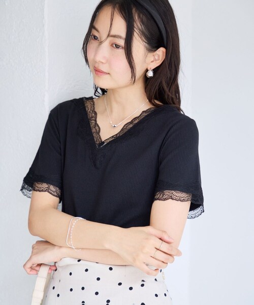 VIS（ビス）の「レーストリムVネックTシャツ/汗ジミ加工（Tシャツ/カットソー・レディース・ブラック/ライトグレー/オフホワイト・F）」の2枚目の写真