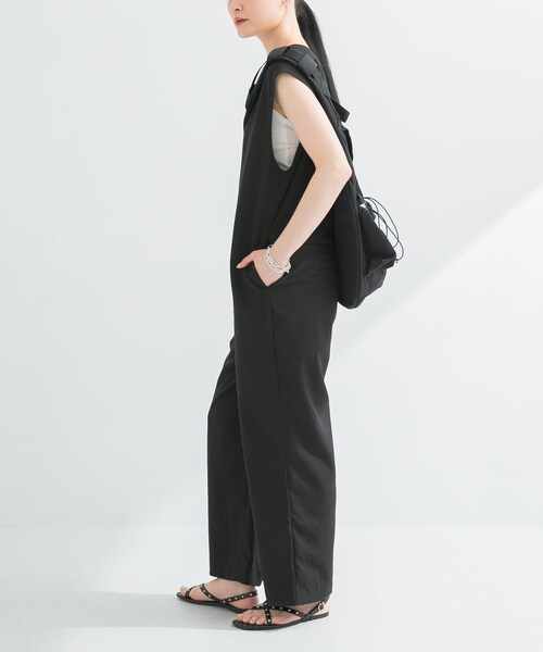 URBAN RESEARCH（アーバンリサーチ）の「『2サイズ展開』リネンライク深Vネックオールインワン（サロペット/オーバーオール・レディース・KHAKI/BLACK・36/38）」の6枚目の写真
