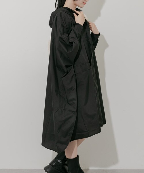SMELLY（スメリー）の「w.p.c　ユニセックス ウォーターリペレントポンチョ（レインコート/ポンチョ・レディース・BLK/BEG・one）」の6枚目の写真