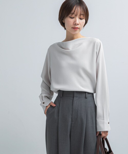 URBAN RESEARCH ROSSO（アーバンリサーチロッソ）の「トリアセテート混ドレープネックブラウス（シャツ/ブラウス・レディース・L/BEIGE/NAVY・Free）」の18枚目の写真