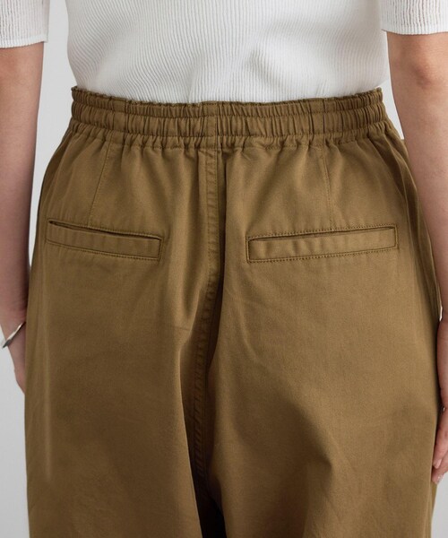 ADAM ET ROPE'（アダムエロペ）の「【WEB限定】ブロークンツイルミリタリータックカーゴパンツ（カーゴパンツ・レディース・オフホワイト/キャメル/カーキ・F）」の17枚目の写真
