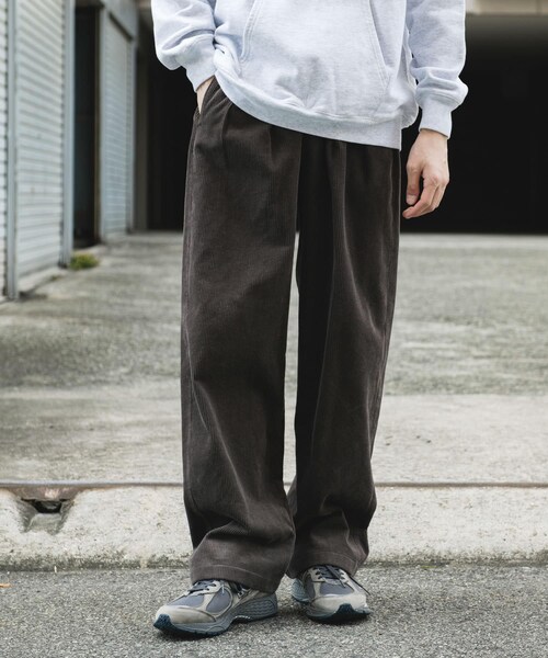 URBAN RESEARCH DOORS（アーバンリサーチドアーズ）の「2タック太畝コーデュロイパンツ（その他パンツ・メンズ・BROWN/CHARCOAL・M/L）」の15枚目の写真