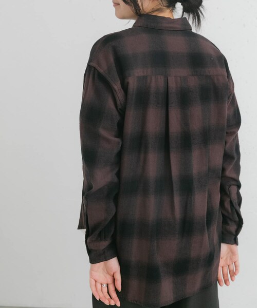 EKAL（エカル）の「製品染オンブレーチェックシャツ（シャツ/ブラウス・レディース・グレージュ/ブラウン・one）」の6枚目の写真