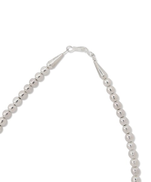 ADAM ET ROPE'（アダムエロペ）の「【J'aDoRe・店舗限定】【ERICKA NICOLAS BEGAY】ナバホパールネックレス7mm/45cm（ネックレス・レディース・シルバー・F）」の9枚目の写真