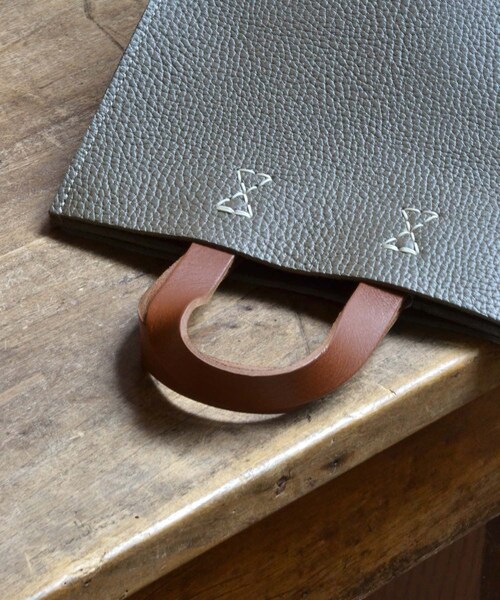 ADAM ET ROPE'（アダムエロペ）の「【HenderScheme/エンダースキーマ】paper bag small（トートバッグ・メンズ・ブラック/カーキ・F）」の9枚目の写真