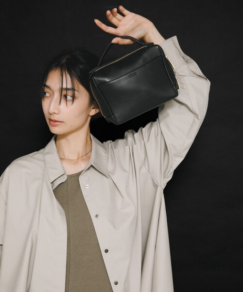 RODE SKO（ロデスコ）の「レザーフロントジップショルダーバッグ（ショルダーバッグ・レディース・BLACK/CHOCO・-）」の3枚目の写真