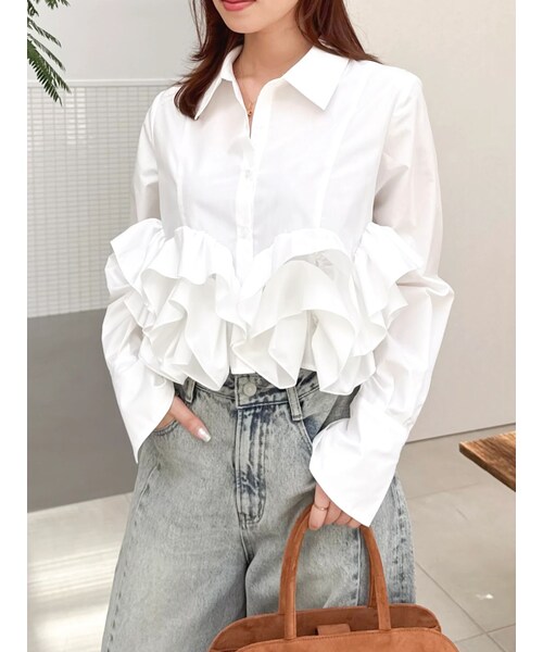 dazzlin（ダズリン）の「ウェーブフリルショートシャツ（シャツ/ブラウス・レディース・オフホワイト/ピンク/ブルー・F）」の2枚目の写真