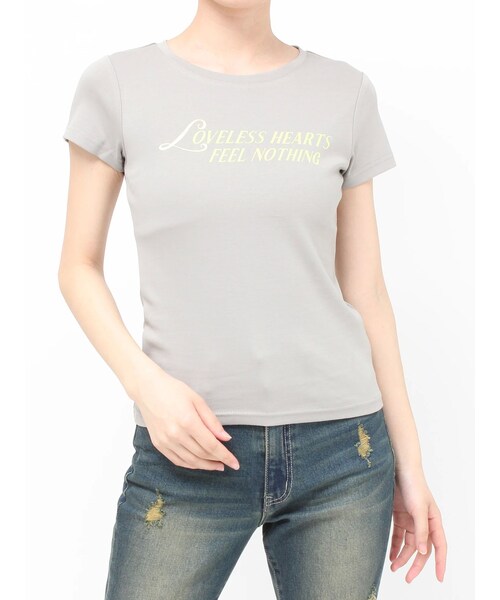 EVRIS（エヴリス）の「タイトグラフィックTシャツ（Tシャツ/カットソー・レディース・ホワイト/グレー/ブラック/レッド・F）」の5枚目の写真