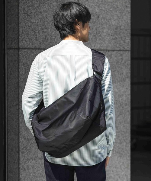 URBAN RESEARCH DOORS(アーバンリサーチドアーズ)の「『撥水』『別注』YAKPAK×DOORS SHOULDER BAG(ショルダーバッグ・メンズ・CHARCOAL 2/BLACK/GREIGE/CHARCOAL/GREIGE 2・-)」の7枚目の写真
