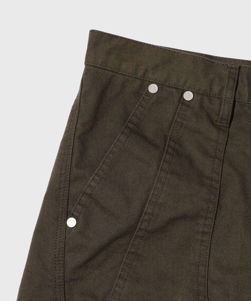 ADAM ET ROPE'(アダムエロペ)の「【NVRFRGT/ネヴァーフォーゲット】CURVED LEG DOUBLE KNEE WORK SHORT PANTS(その他パンツ・メンズ・チャコール/オリーブ・1/2)」の8枚目の写真