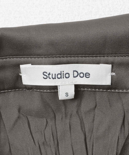 URBAN RESEARCH（アーバンリサーチ）の「Studio Doe　SATIN PLEATED SHIRTS（シャツ/ブラウス・レディース・BLACK/GREY/CREAM・S/M）」の15枚目の写真
