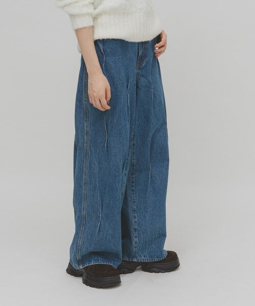 KBF（ケイビーエフ）の「タックWIDEデニム（デニムパンツ・レディース・L.BLUE/BLUE・36/38）」の5枚目の写真