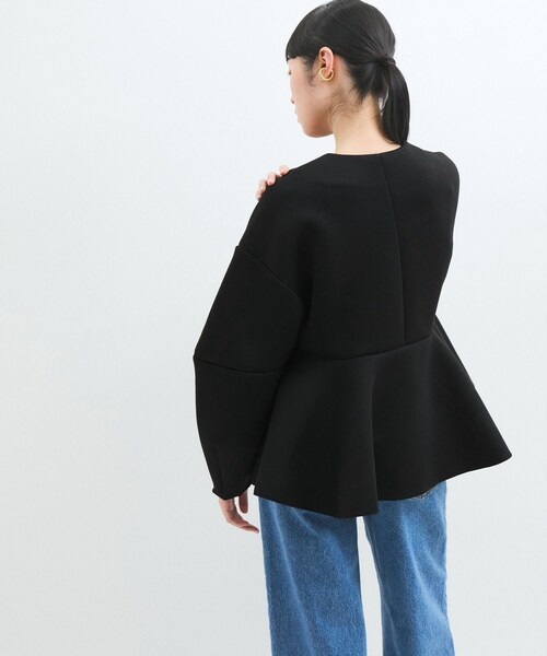 ADAM ET ROPE'(アダムエロペ)の「【洗える】エッグブローチ付きペプラムカーディガン(カーディガン/ボレロ・レディース・ブラック/グレー/キナリ・F)」の14枚目の写真
