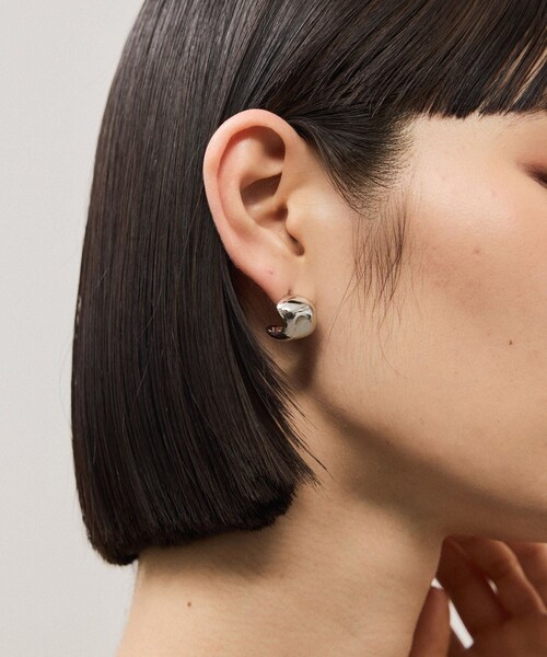 ADAM ET ROPE'(アダムエロペ)の「カーブフォルムピアス(ピアス(両耳用)・レディース・ゴールド/シルバー・F)」の4枚目の写真