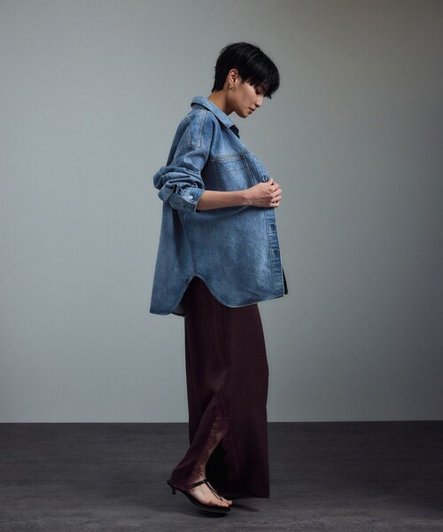 ADAM ET ROPE'（アダムエロペ）の「USAコットンデニムオーバーシャツ［セットアップ対応］（シャツ/ブラウス・レディース・ブルー系/サックス・F）」の13枚目の写真