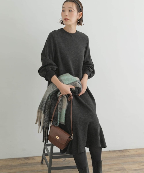 URBAN RESEARCH ROSSO（アーバンリサーチロッソ）の「『40サイズ/高身長向けも展開』F by ROSSO　裾フレアワンピース（ワンピース・レディース・L/BEIGE/BLACK/CHARCOAL/MARRON・38/40）」の2枚目の写真