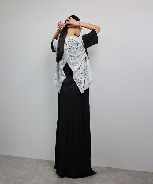 ROPE'（ロペ）の「【洗える】【YUKO SAEKI for ROPE'・コラボ】スカーフ柄プリント Aラインカットソー（Tシャツ/カットソー・レディース・ブラック/オフホワイト・F）」の11枚目の写真