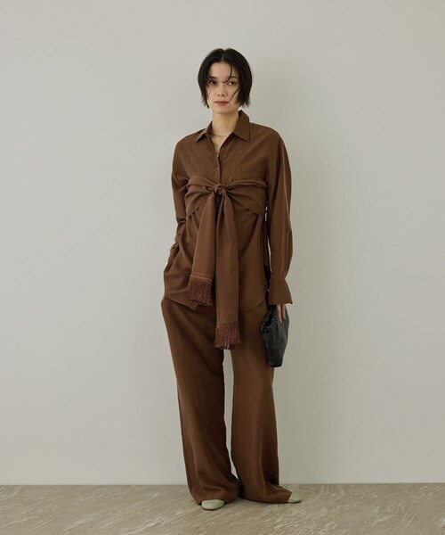 ADAM ET ROPE'(アダムエロペ)の「GENTLE SILK スカーフ / イージーケア(バンダナ/スカーフ・レディース・ブラック/ブラウン・F)」の5枚目の写真