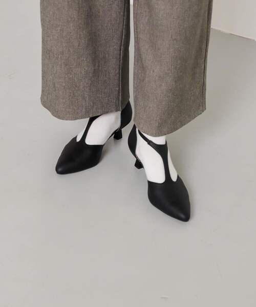 SENSE OF PLACE by URBAN RESEARCH(センスオブプレイスバイアーバンリサーチ)の「Tストラップパンプス(パンプス・レディース・BLACK/IVORY/SILVER・S/M/L)」の2枚目の写真