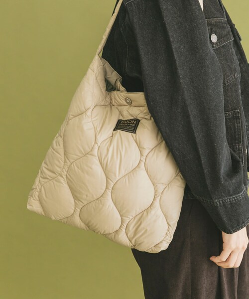 ITEMS URBANRESEARCH（アイテムズ アーバンリサーチ）の「TAION　Cross Body Down Bag -M（ショルダーバッグ・メンズ・BLK/G.BEIGE/D.OLIVE/D.NAVY/PAINT CAMO・-）」の2枚目の写真