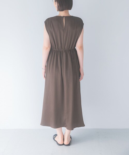 URBAN RESEARCH ROSSO（アーバンリサーチロッソ）の「楊柳サテンウエストマークワンピース（ワンピース・レディース・OFF WHITE/BROWN/NAVY・Free）」の11枚目の写真