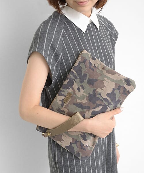 URBAN RESEARCH（アーバンリサーチ）の「jujube　レザーカモフラクラッチBAG（クラッチバッグ・レディース・BLK×CAMO/箔×CAMO・-）」の5枚目の写真