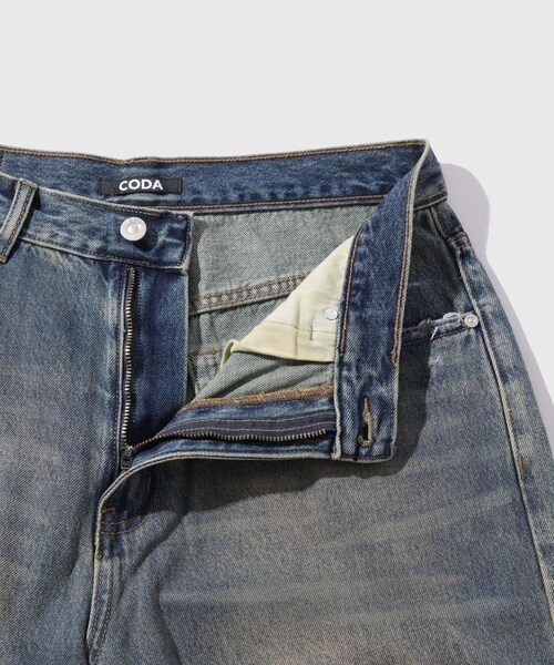 ADAM ET ROPE'(アダムエロペ)の「【CODA/コーダ】FADED DIRTY INDIGO WASHED BREAK CUT FLARED JEANS(デニムパンツ・メンズ・ブルー系・0/1/2)」の6枚目の写真