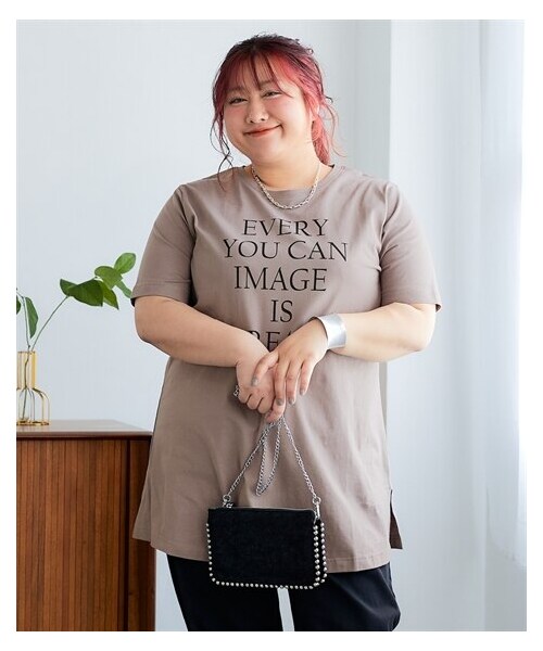 nissen（ニッセン）の「大きいサイズ　肌触りが気持ち良い綿１００％ＡラインプリントチュニックＴシャツ（接触冷感・UVカット）（チュニック・レディース・フォトフラワー:黒/ねこ:セージグリーン/くま:黒/シンプルロゴ:モカベージュ/アメカジ:ネイビー/オーシャン:ネイビー/ドーナツ:オートミール/バンダナ:カーキ/スニーカー:クリーム/フォト風景:チャコールグレー/黒(グラフィック)/オフホワイト(ネコ)/チャコール(モノクロスィーツ)/ネイビー(ハワイ)/グレージュ(ロゴ)(新色)/アイボリー(花瓶)/ミント(鳥)/ピンク(パンダ)/カーキ(サークルロゴ)・L/LL/3L/4L/5L/6L/8L/10L）」の11枚目の写真