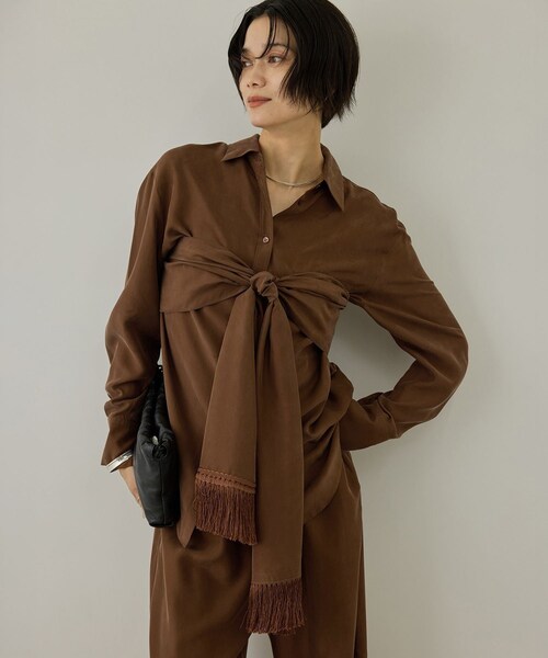 ADAM ET ROPE'(アダムエロペ)の「GENTLE SILK スカーフ / イージーケア(バンダナ/スカーフ・レディース・ブラック/ブラウン・F)」の2枚目の写真