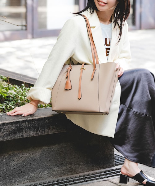 RODE SKO（ロデスコ）の「チャーム付A4トートバッグ（トートバッグ・レディース・BLACK/GRAY/IVORY/SAND BEIGE・one）」の4枚目の写真