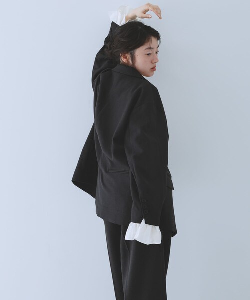 KBF（ケイビーエフ）の「フリルスリーブテーラードジャケット（テーラードジャケット・レディース・MOSS GRAY/CHARCOAL・One）」の19枚目の写真