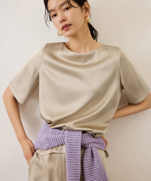 ROPE'（ロペ）の「ドレープサテンティーブラウス/セットアップ対応・イージーケア（シャツ/ブラウス・レディース・ブラック/キャメル系/ベージュ・F）」の5枚目の写真